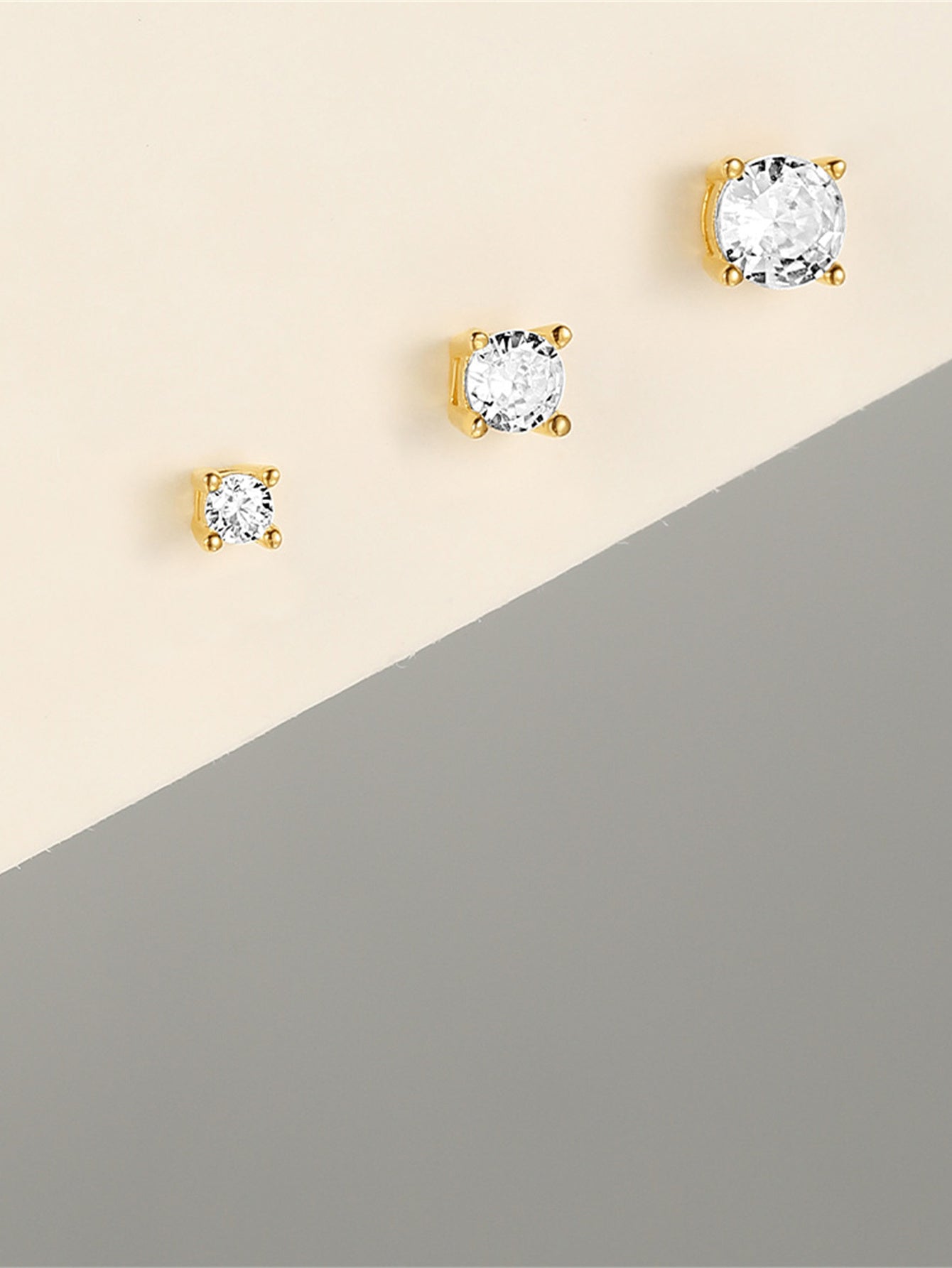 Evelína – Cercei delicate din aur cu o curbură elegantă.