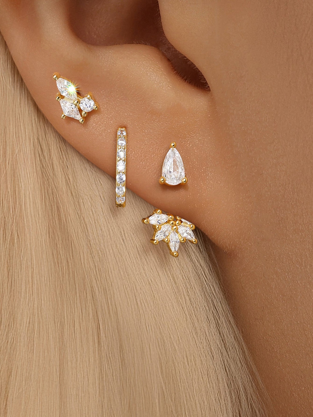 Magda – Cercei delicate din aur cu un luciu moale.