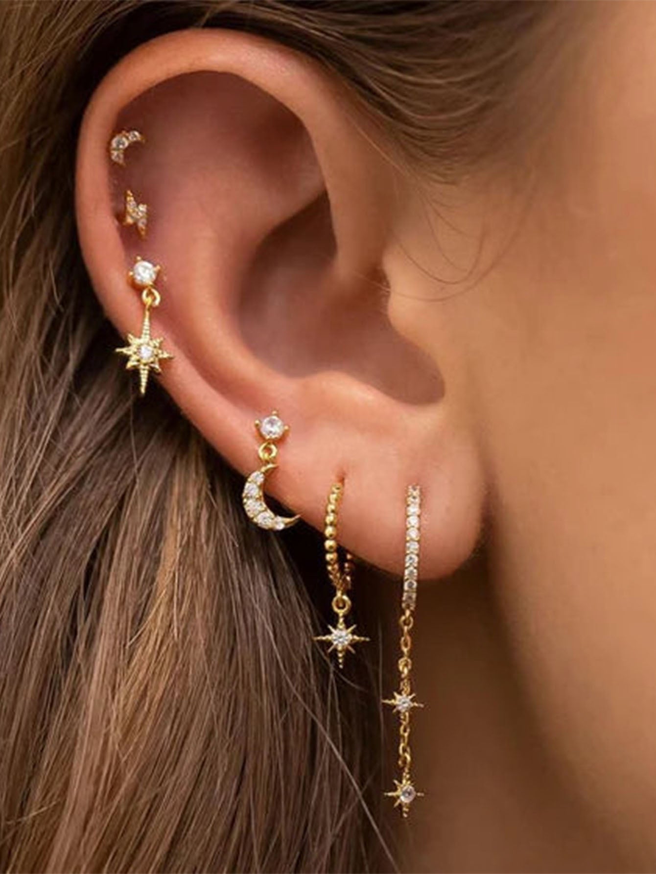 Pavlína – Cercei delicate din aur cu un design modern.