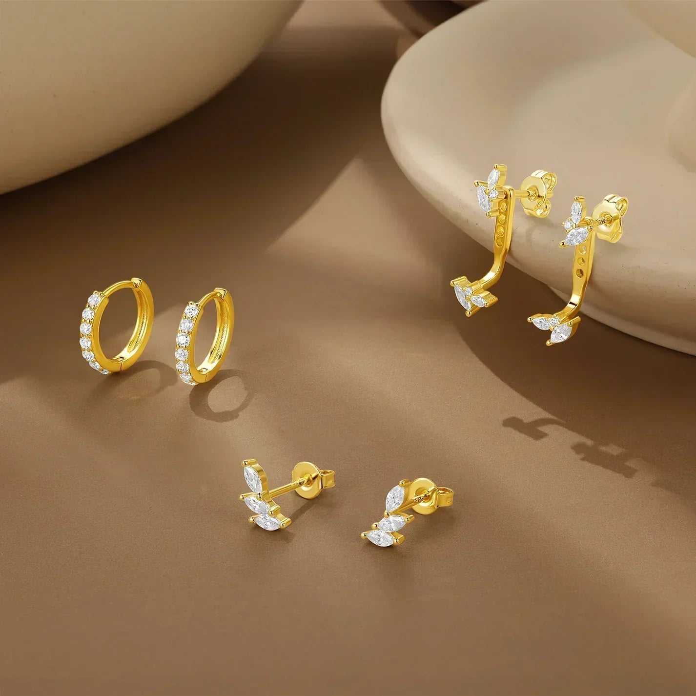 Tereza – Cercei delicati aurii cu o linie clară.