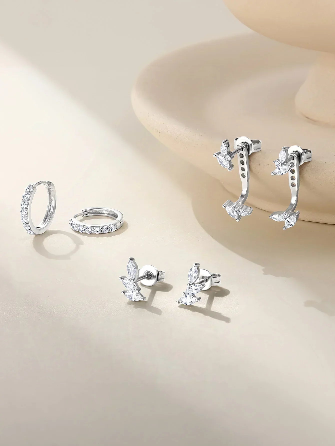 Tereza – Cercei delicati aurii cu o linie clară.