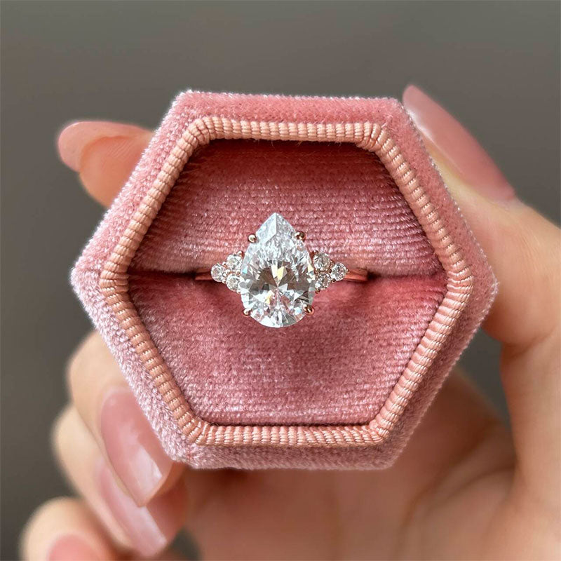 Clarissa – Inel cu diamante, cu tăietură în formă de lacrimă, cu finisaj auriu.