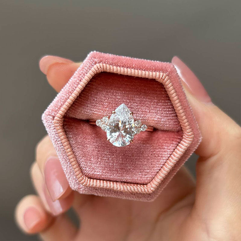 Clarissa – Inel cu diamante, cu tăietură în formă de lacrimă, cu finisaj auriu.