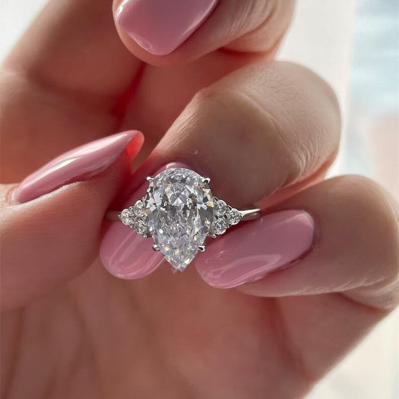 Clarissa – Inel cu diamante, cu tăietură în formă de lacrimă, cu finisaj auriu.