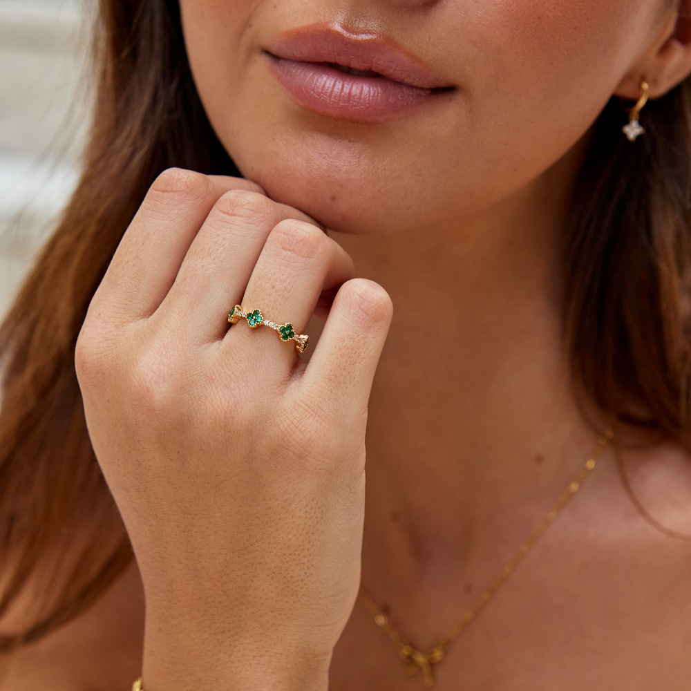 Annika – Inel cu detalii florale și element de smarald.