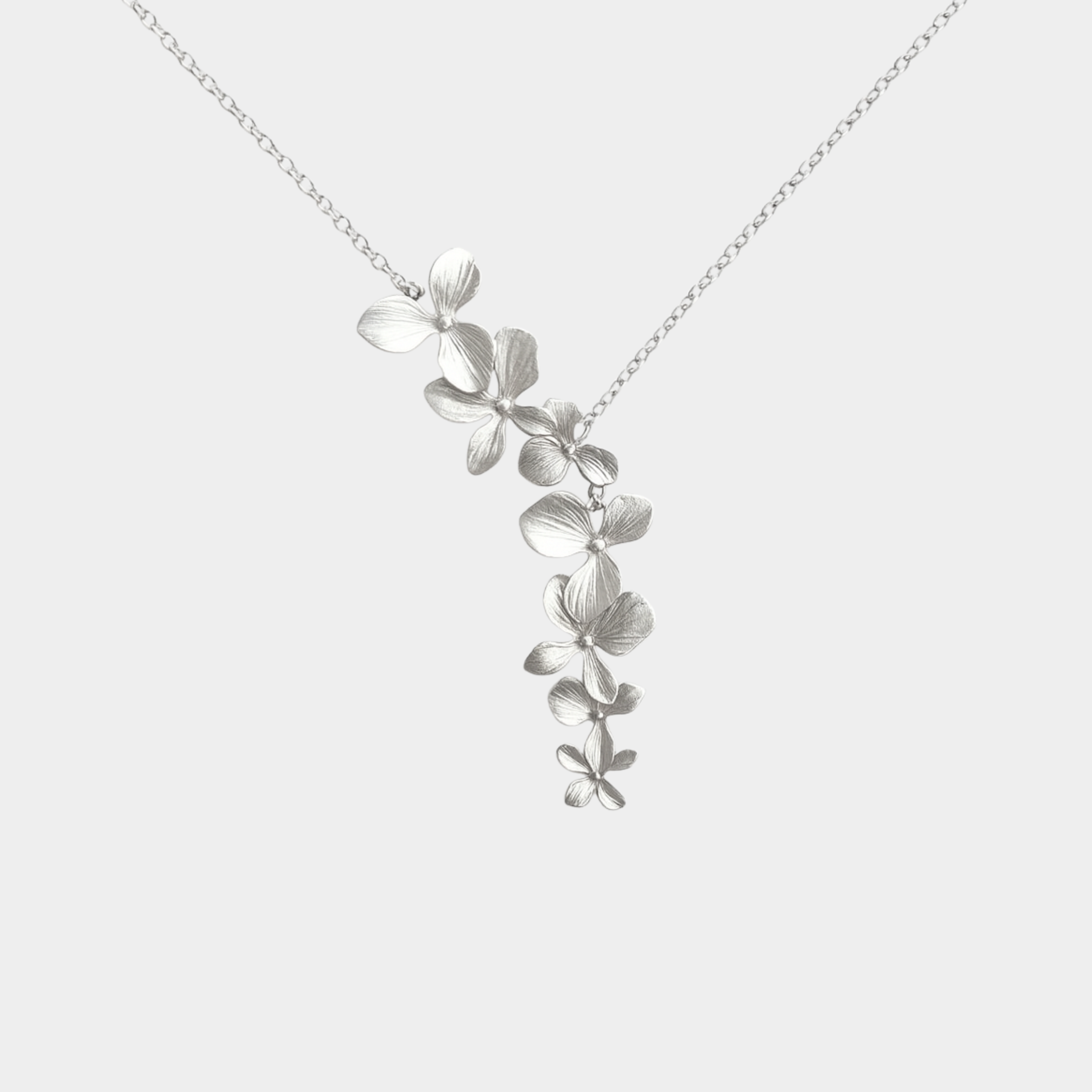 Stefanie – Colier auriu cu un design subtil în formă de cerc.