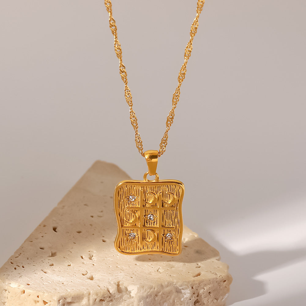 Alžběta – Colier cu pandantive simbolice mici.