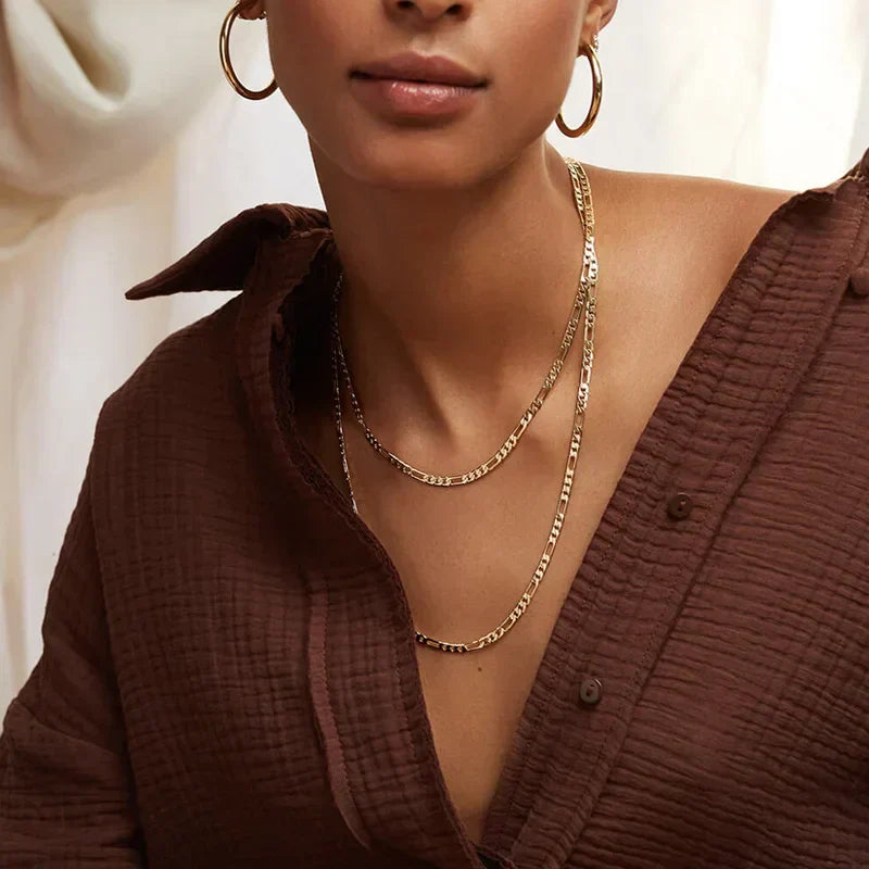 Valerie – Colier auriu cu o structură simplă de zale.