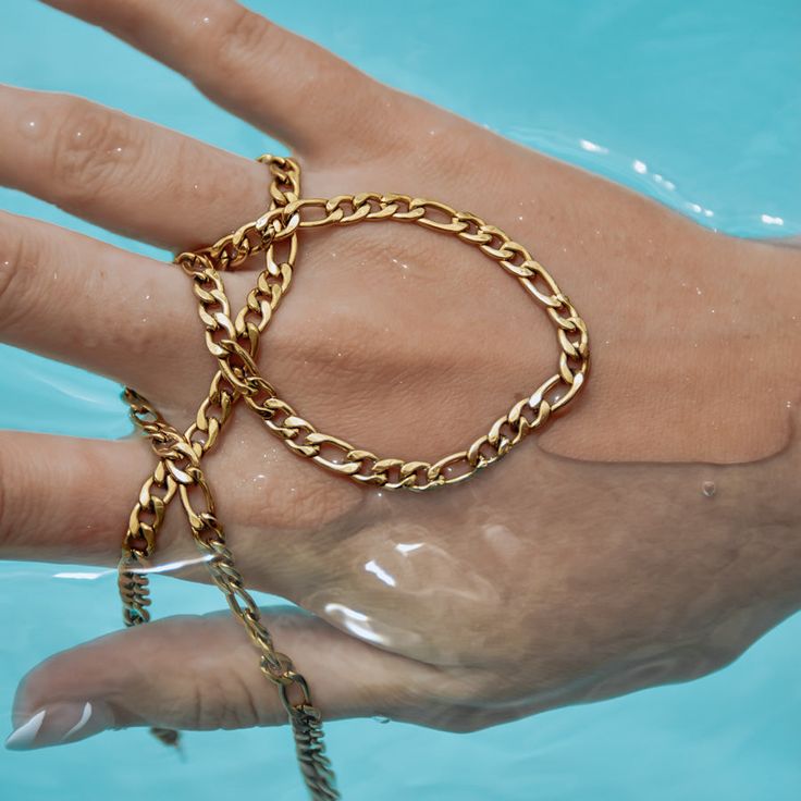 Valerie – Colier auriu cu o structură simplă de zale.