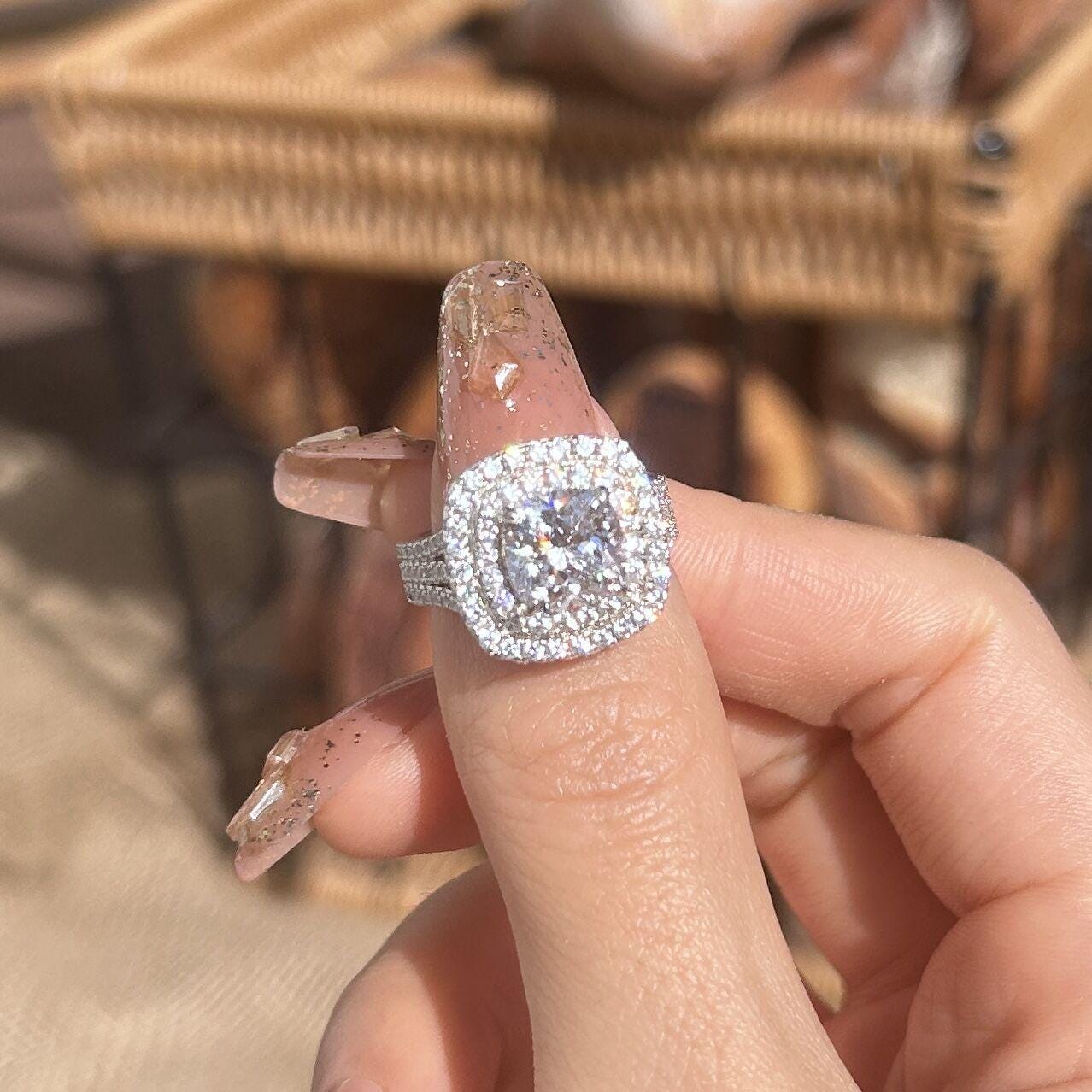 Frieda – Inel solitar cu piatră rotundă.