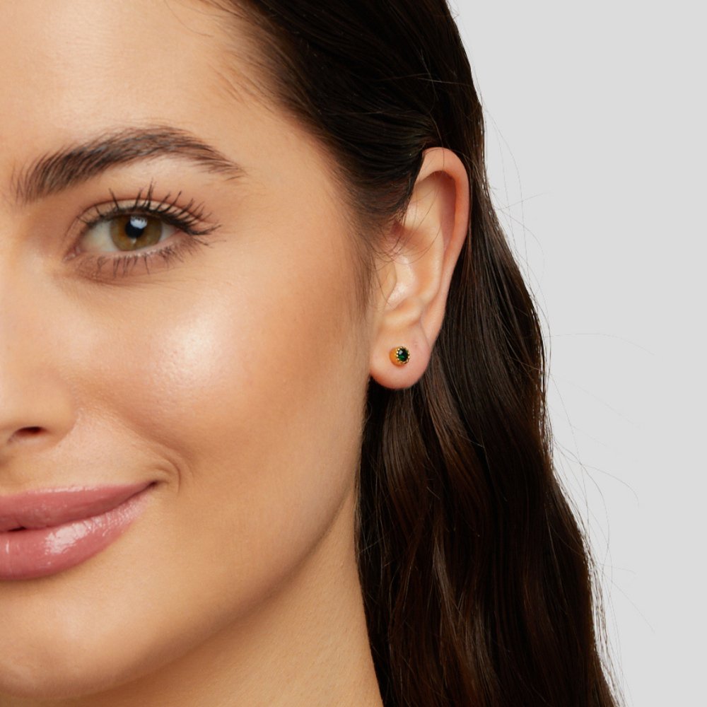 Viktorie – cercei aurii cu piatră verde.