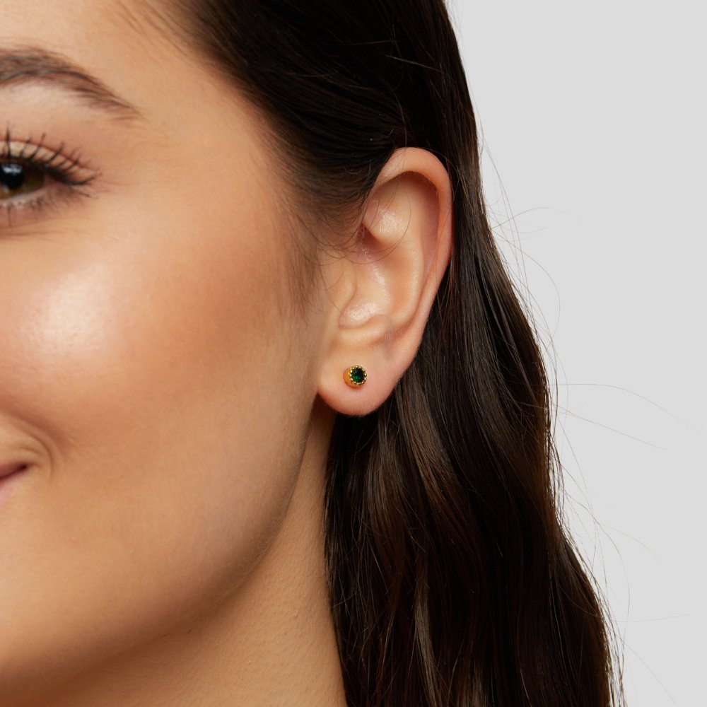 Viktorie – cercei aurii cu piatră verde.