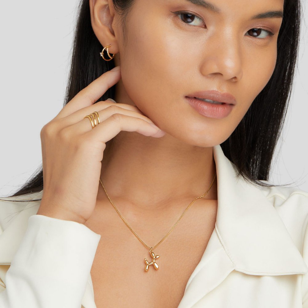 Nora – Colier delicat cu pandantiv fluture.