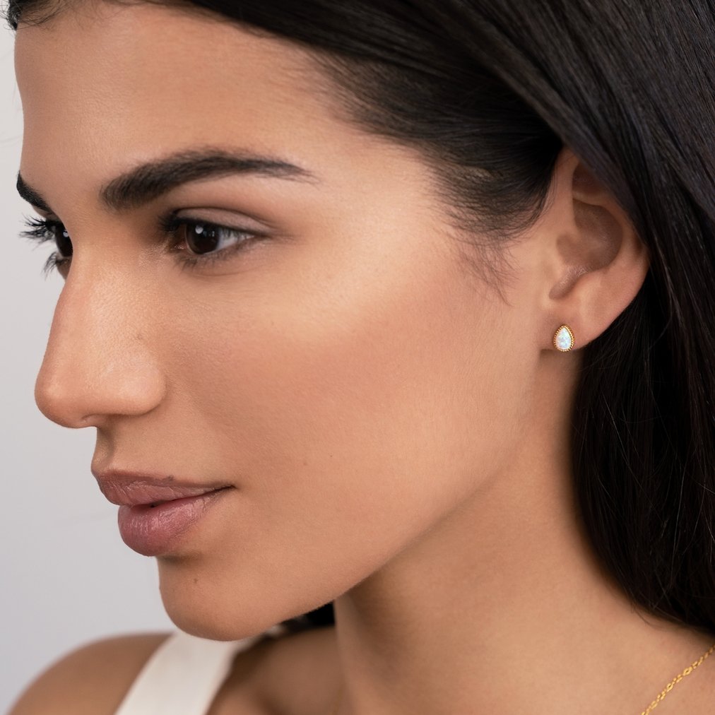 Melina – Inele mici aurii cu o deschidere delicată.