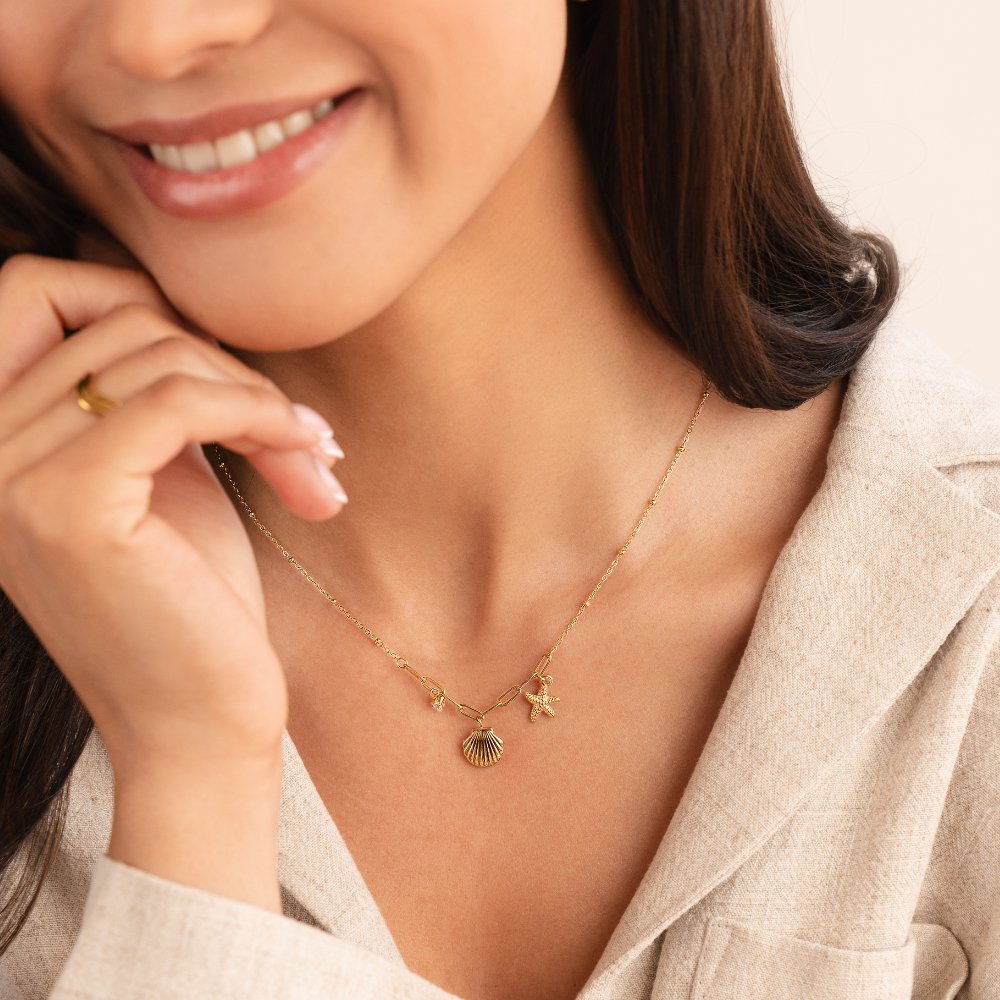 Greta – Colier cu pandantiv în formă de stea din aur.