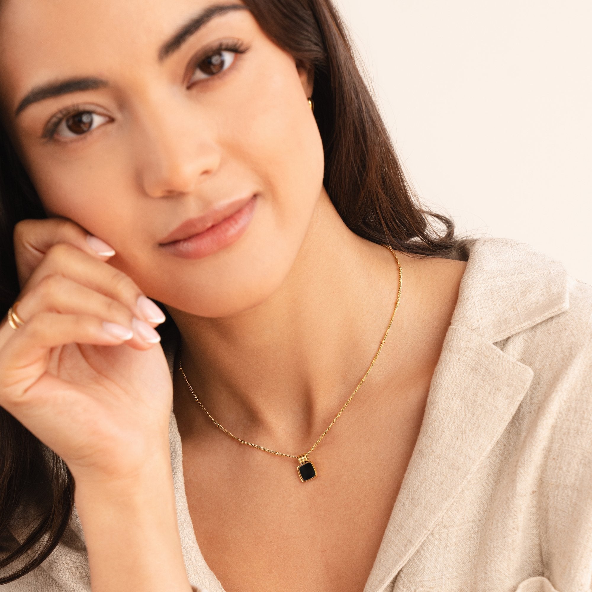 Selina – Colier cu piatră închisă.