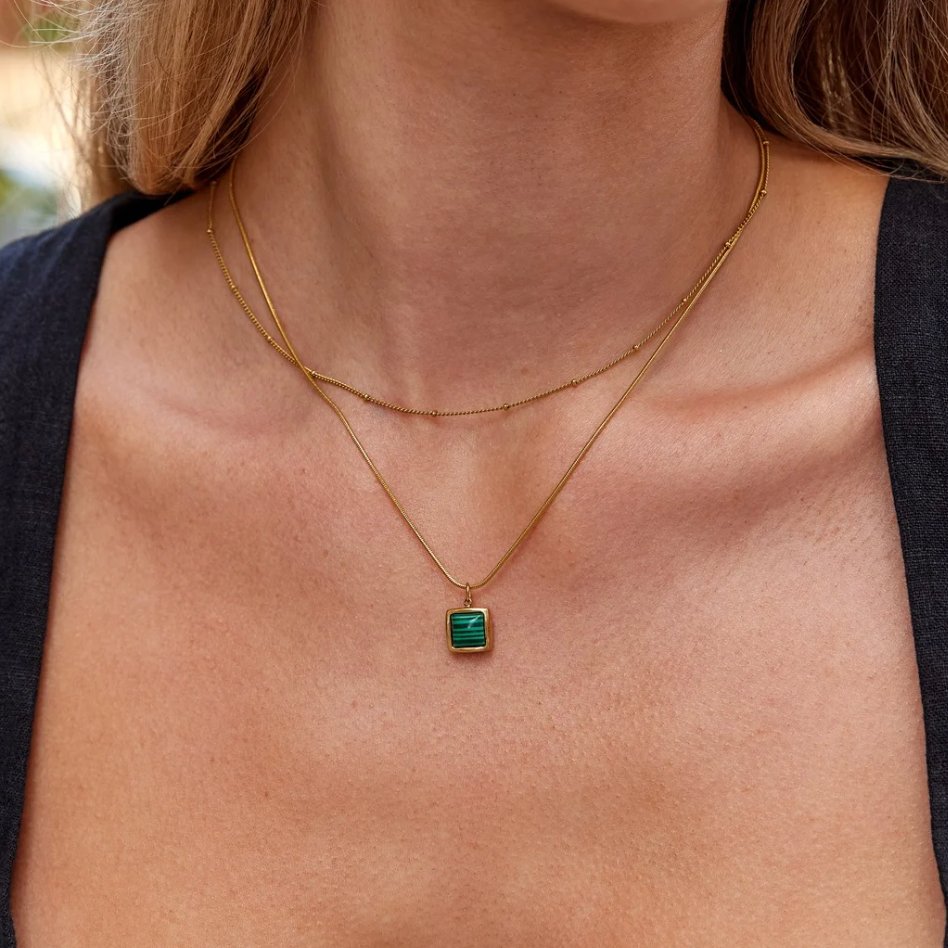 Jitka – Lanț auriu într-un design delicat.