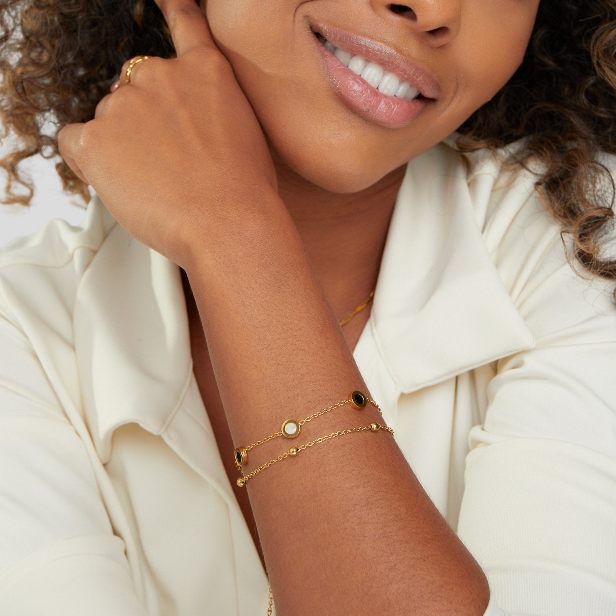 Carla – Brățară moale din aur cu elemente rotunde umplute în contrast.