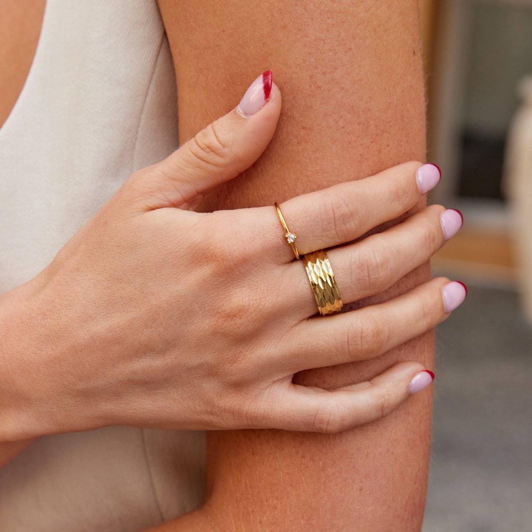 Leonie – Inel simplu din aur cu suprafață netedă.