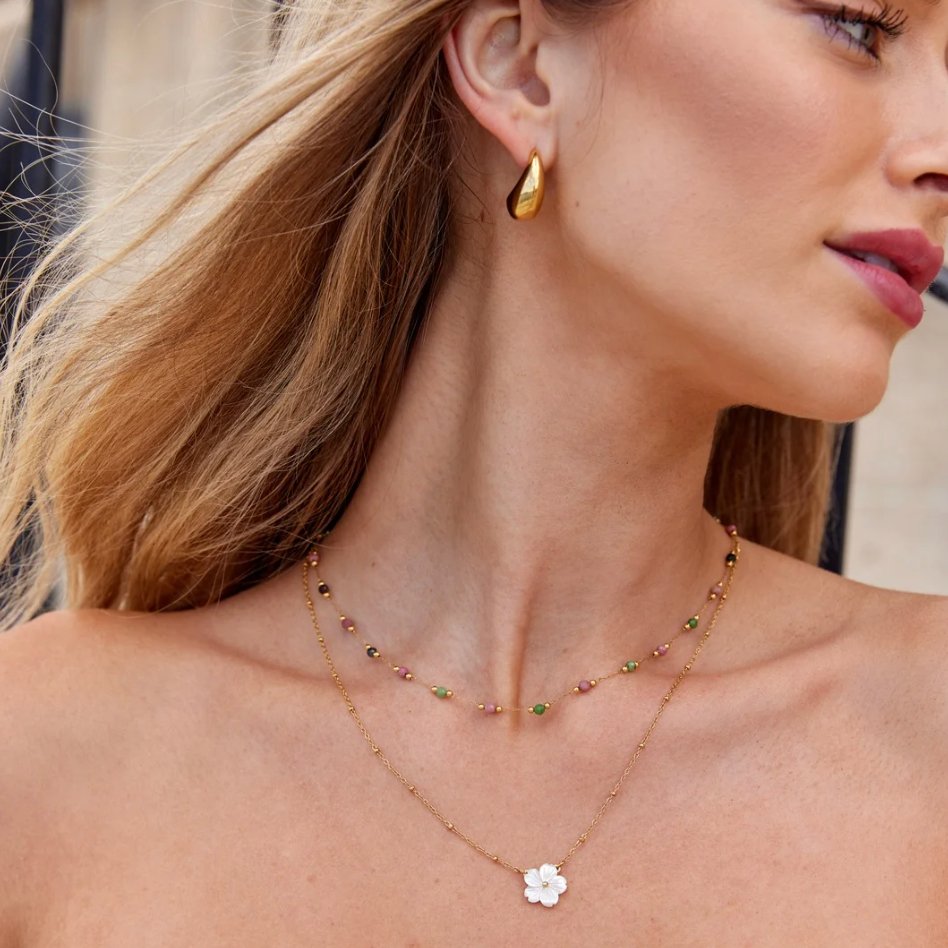 Alena – Colier de aur cu pandantiv în formă de floare.