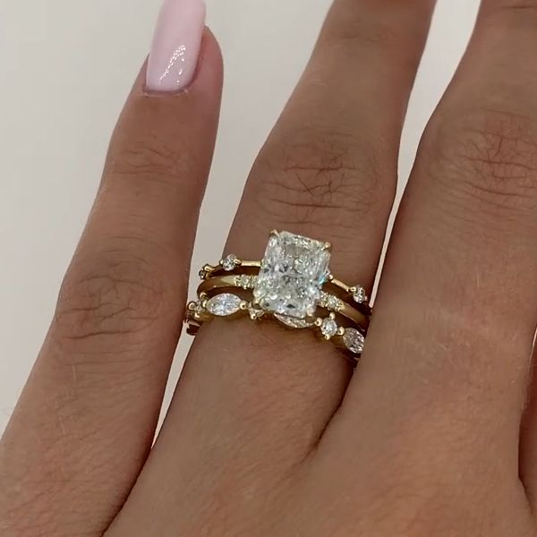 Nora – Inel de diamant cu design stratificat.