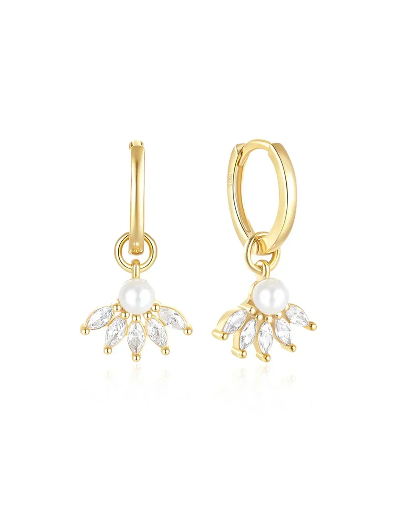 Clarissa – Cercei din aur cu formă pătrată delicată.