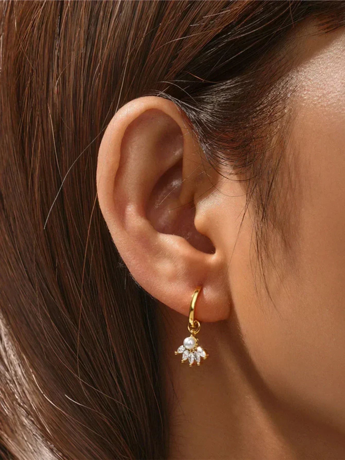 Clarissa – Cercei din aur cu formă pătrată delicată.