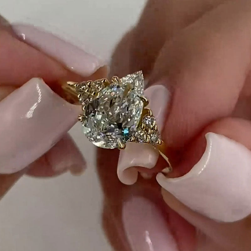 Clarissa – Inel cu diamante, cu tăietură în formă de lacrimă, cu finisaj auriu.