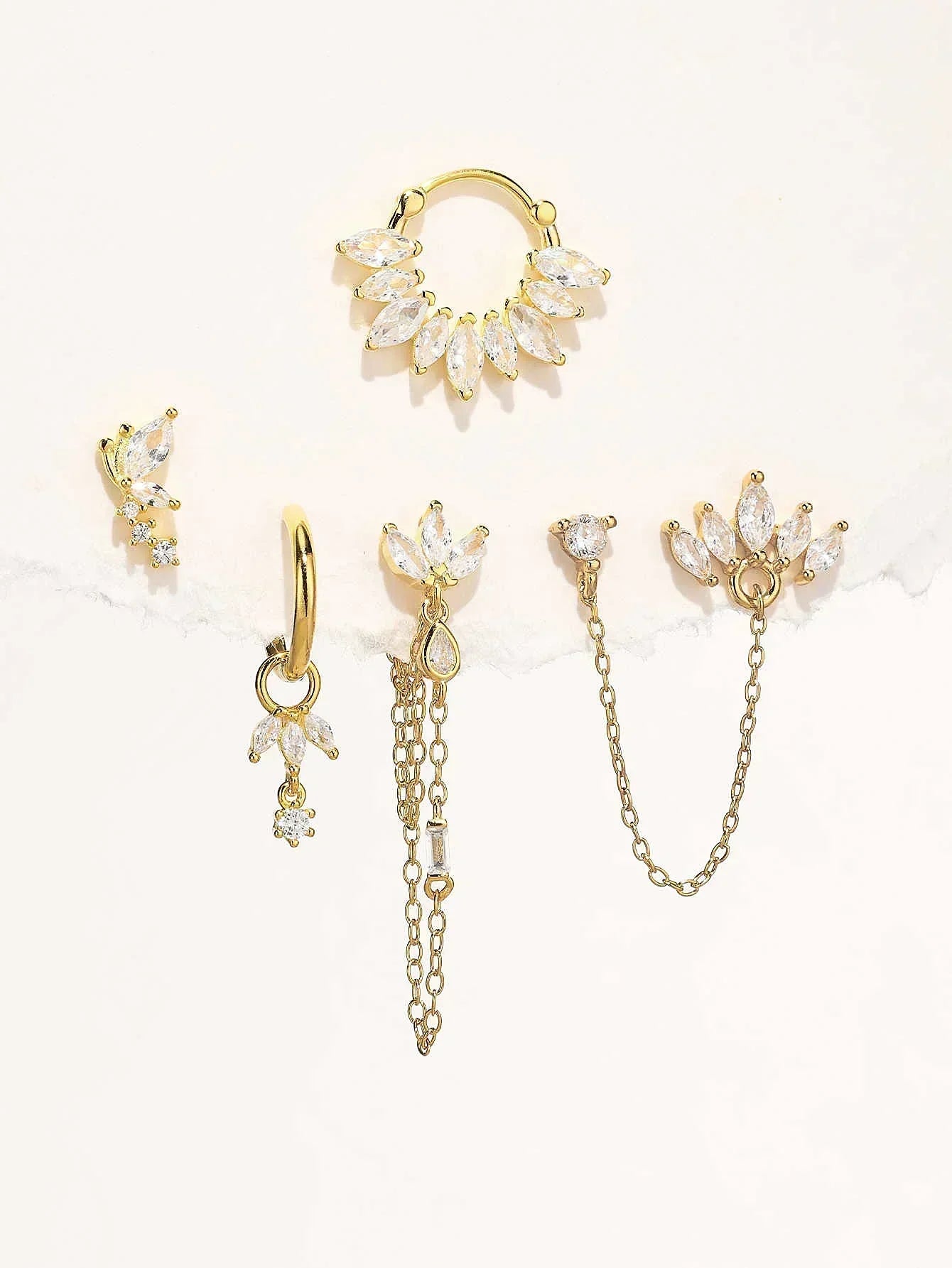 Daniela – Cercei din aur moale cu formă fluidă.