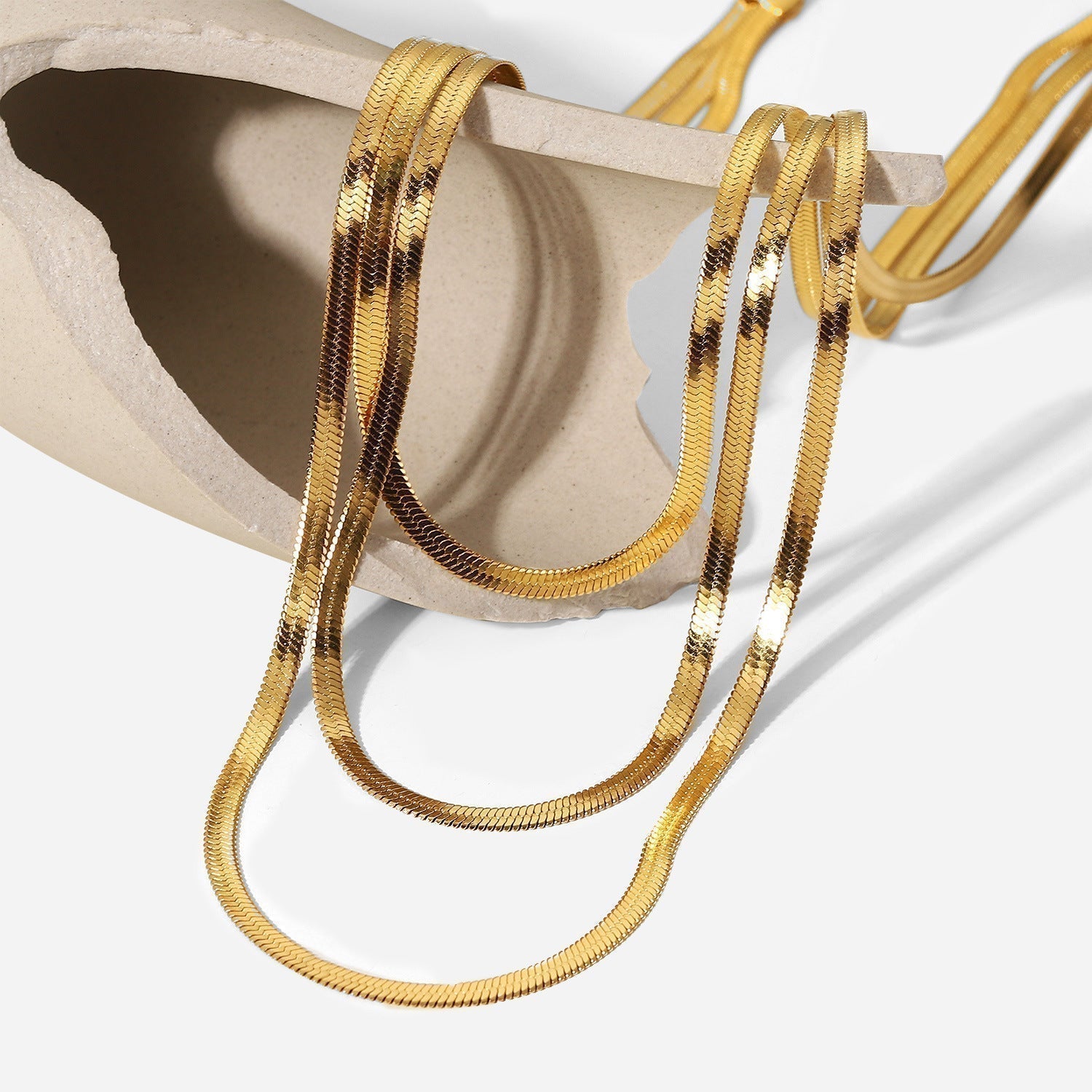 Sofie – Colier cu mai multe straturi în nuanțe fine de aur.