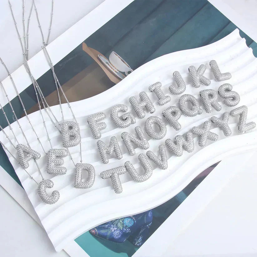 Colier cu pandantiv cu litere