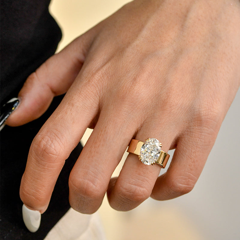 Lara – Inel solitar cu piatră rotundă în finisaj auriu.